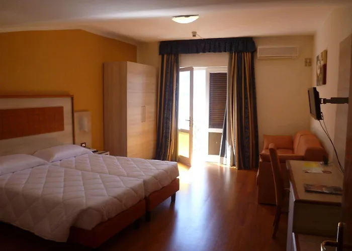 Castell - Montagnoli Group לימונה סול גרדה