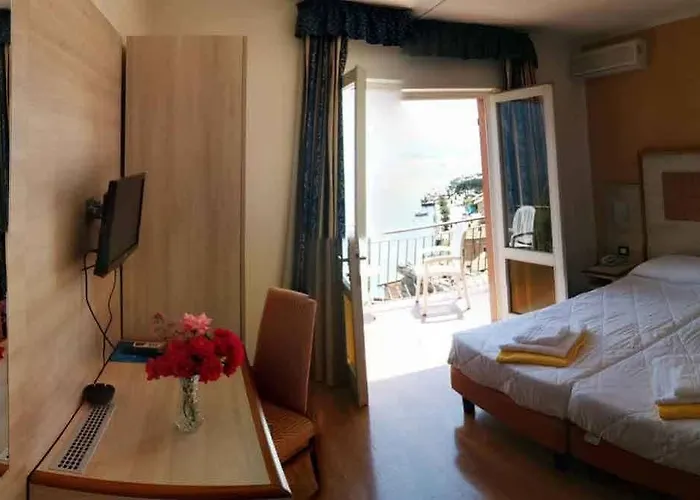 Castell - Montagnoli Group מלון 3*