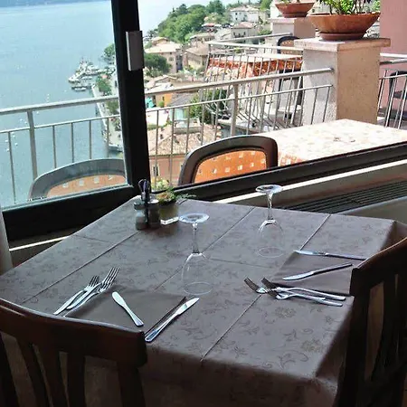 Castell - Montagnoli Group 3*